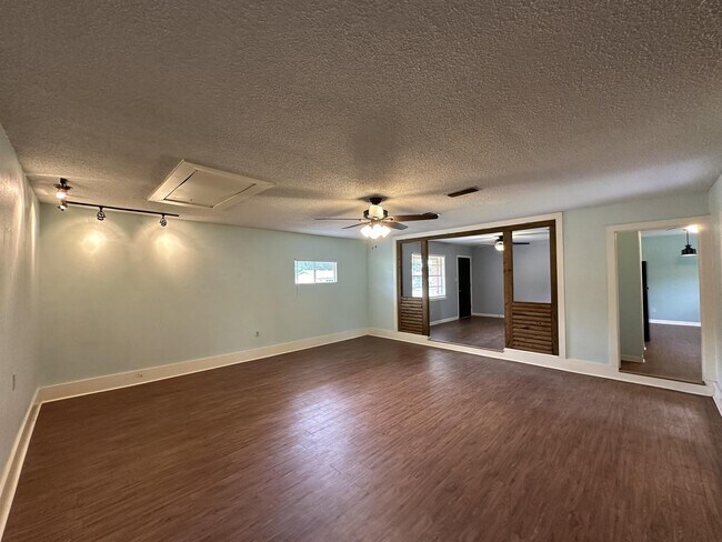 Foto del edificio - 11 Camelia Dr