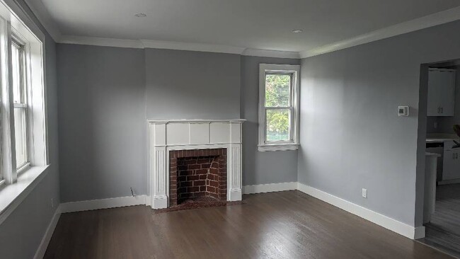 Building Photo - Renovated Modern 2 Bedroom -  No Fee