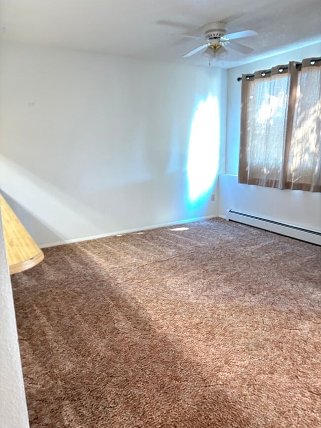 Building Photo - 842 E Cedar Ct