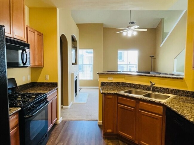 Foto del edificio - Beautiful Tri-Level Condominium in Gated Elk Grove Community!