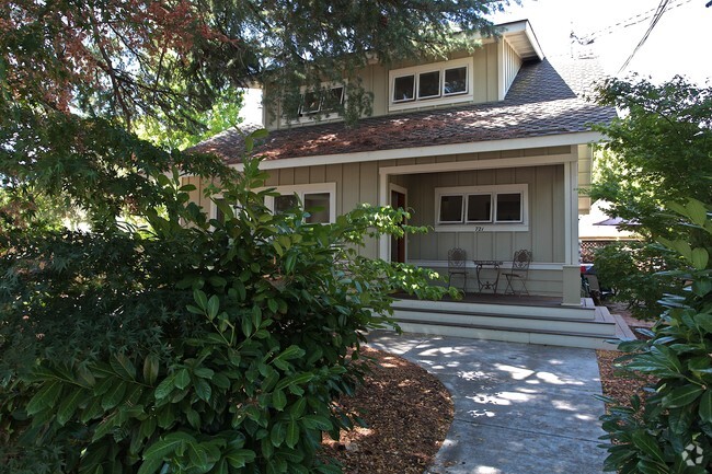 Building Photo - 721 1st St W