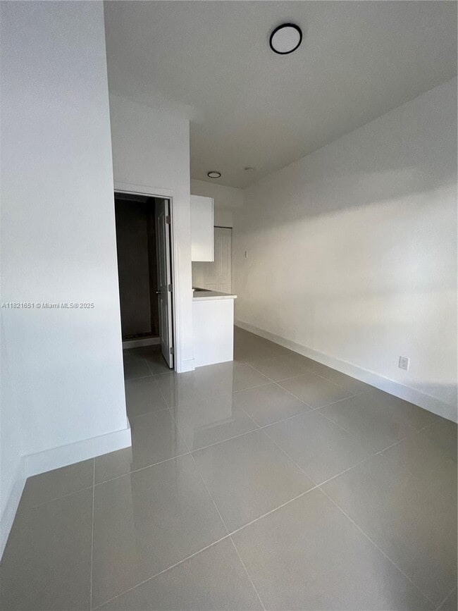Foto del edificio - 931 Opa-locka Blvd