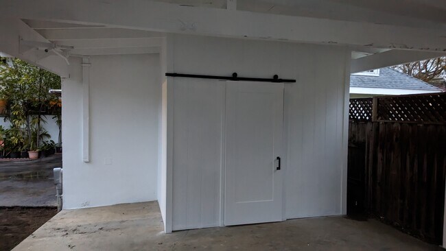 Building Photo - 677 S Oak Knoll Ave