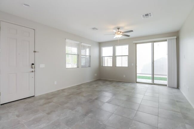 Building Photo - 325 N Sandal