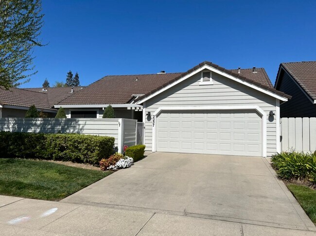 Foto del edificio - 3 bedroom in desirable Regency Park!