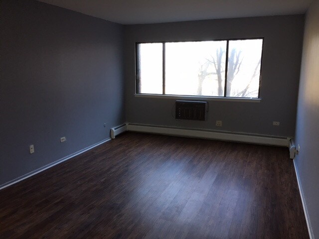 Living Room - 5310 N Chester Ave