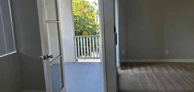 Building Photo - 2BR / 2BA Top-Floor Condo