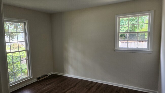 Building Photo - 900 Trowman Ln