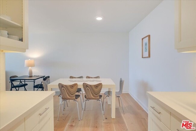Foto del edificio - 1220 Coast Village Rd