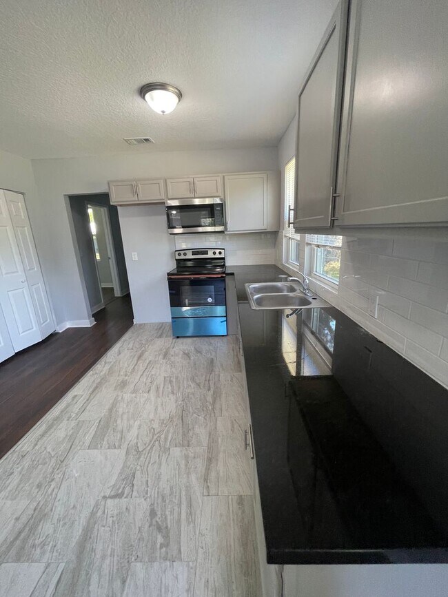 Building Photo - 3 Bedroom 2 Bath Single Family home : Available Now!