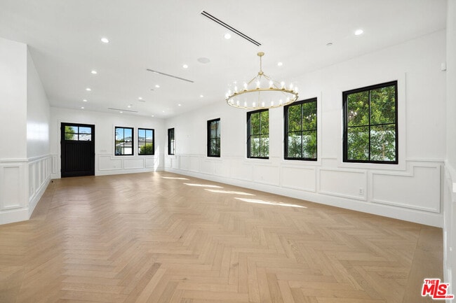 Foto del edificio - 4539 Longridge Ave