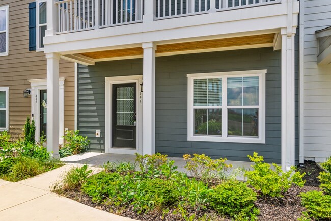 Building Photo - 3 bed / 2 1/2 bath. Garage. Easy commute.