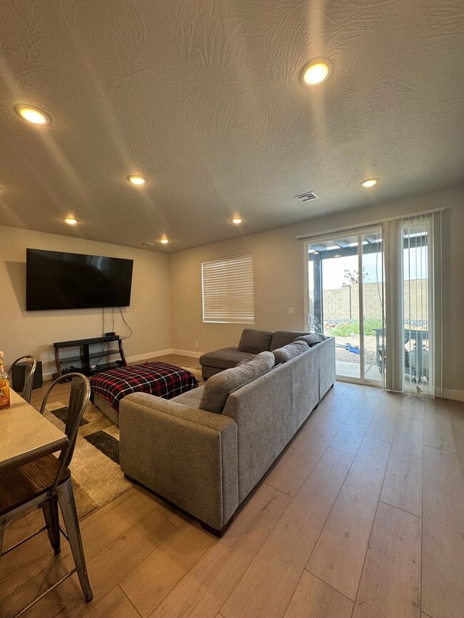 Building Photo - 3919 E Razor Dr