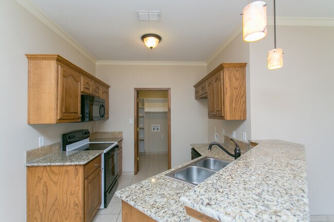 Foto del edificio - 16151/16153 Rolling Meadows Dr.