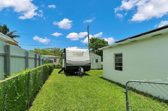 Foto del edificio - 14500 Carver Dr