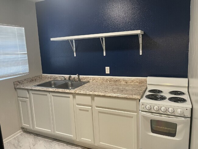 Foto del edificio - Private one bedroom, one bath for 6 month ...