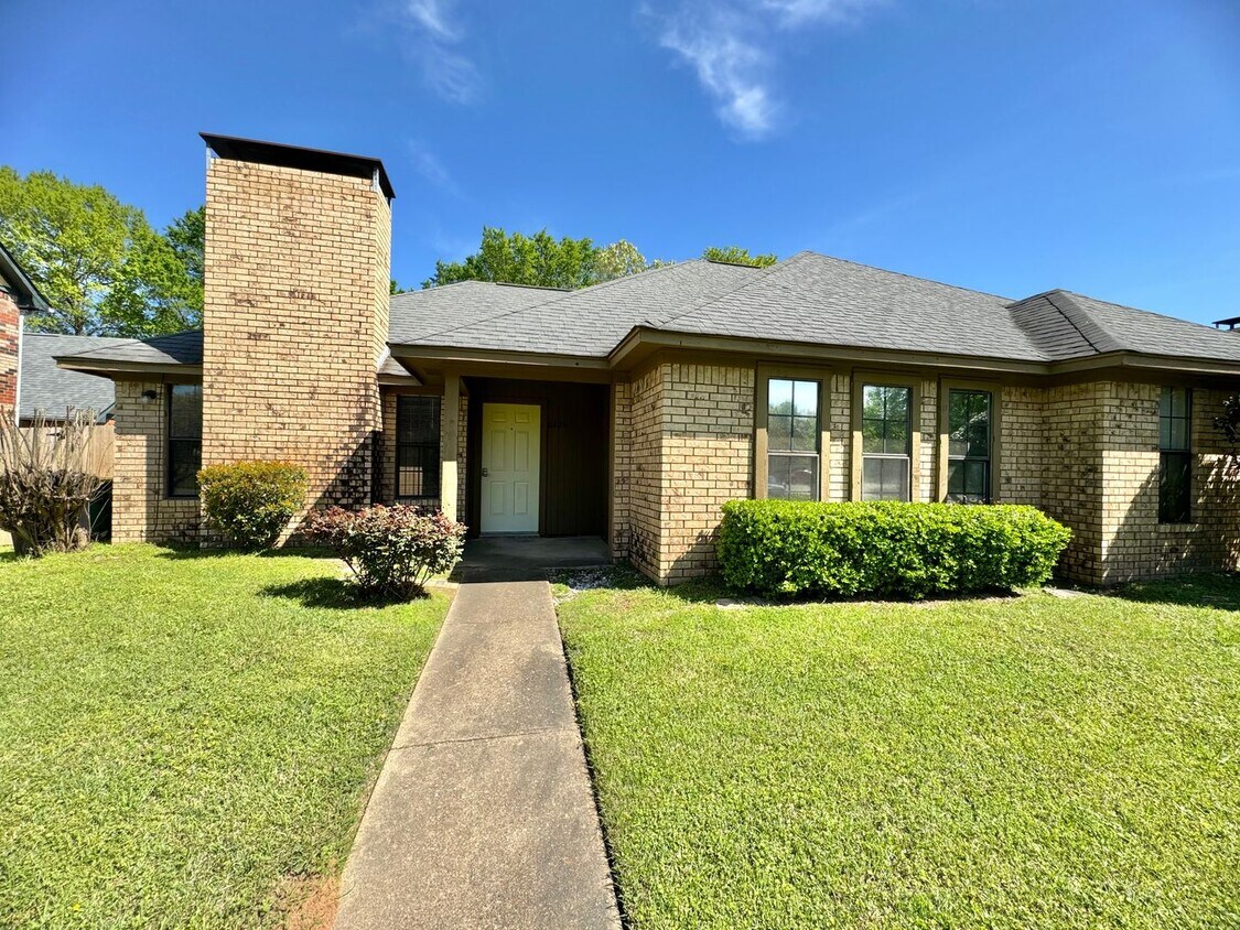 Primary Photo - Duplex for rent!