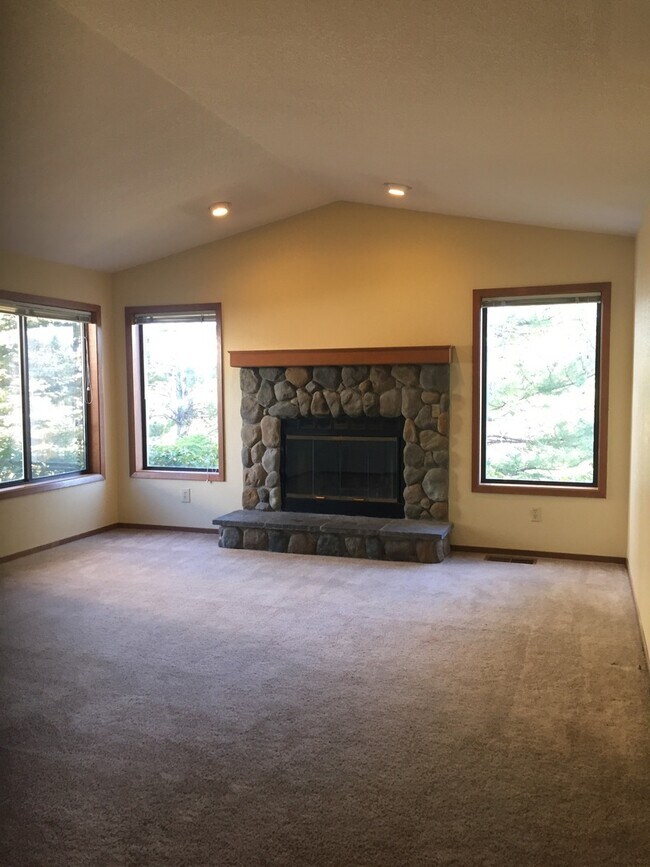 Building Photo - Picture Perfect North West Location