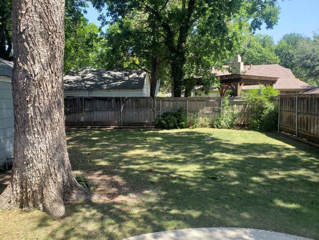 Foto del edificio - 2410 Clarinda Ave