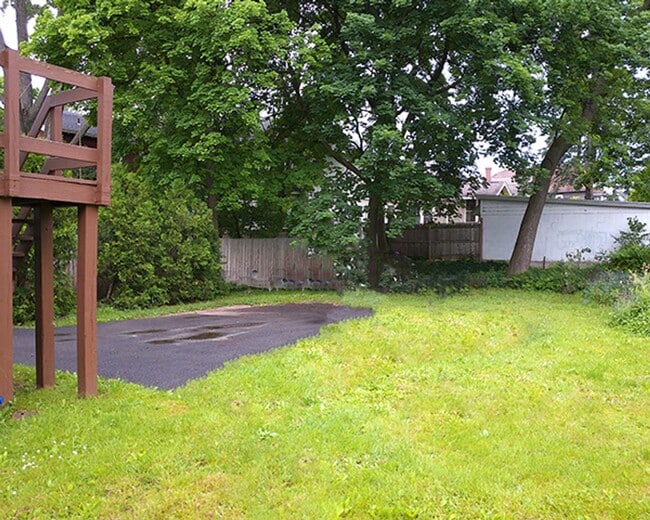 Building Photo - AVAILABLE 8/1/26 - Bright and Spacious One...
