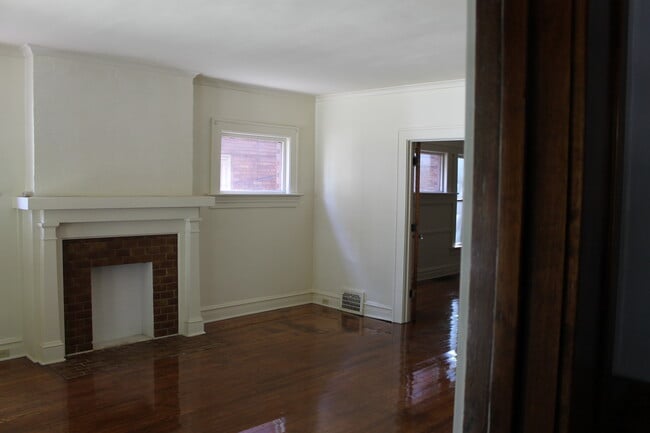 Building Photo - 923 W 10th St