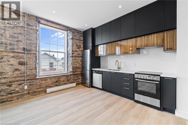 Photo du bâtiment - 163 Main St E