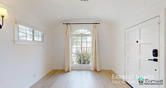 Building Photo - 2032 W 80th St