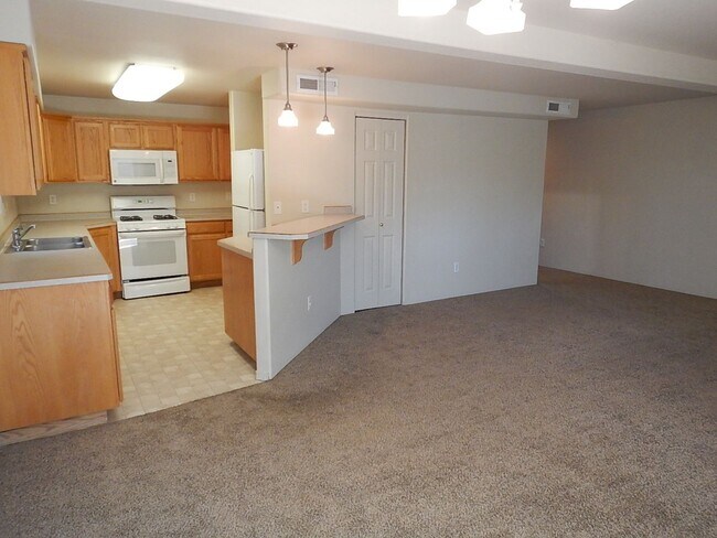 Building Photo - 2 Story Townhouse Near Golf Course with Sp...