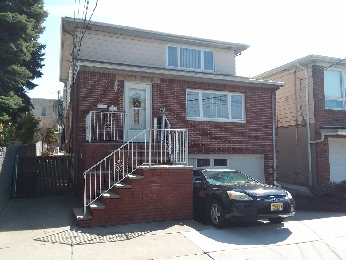 Primary Photo - 216 8th St