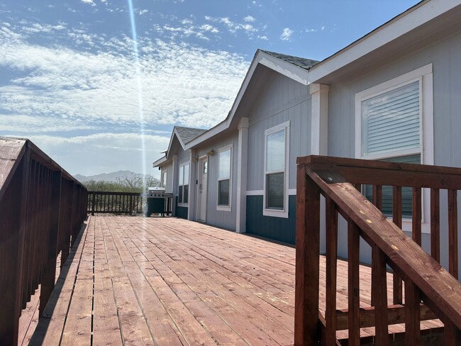 Building Photo - Country living on 4.4 acres 3 bedrooms and...
