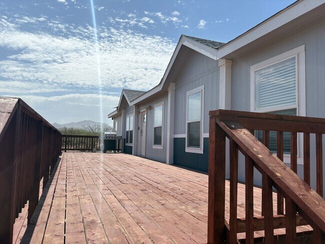 Foto del edificio - Country living on 4.4 acres 3 bedrooms and...
