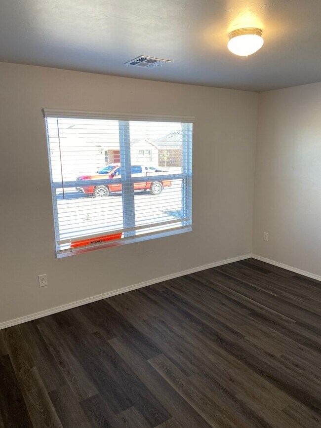 Foto del edificio - *Pre-Leasing*  Three Bedroom | Two Bathroo...