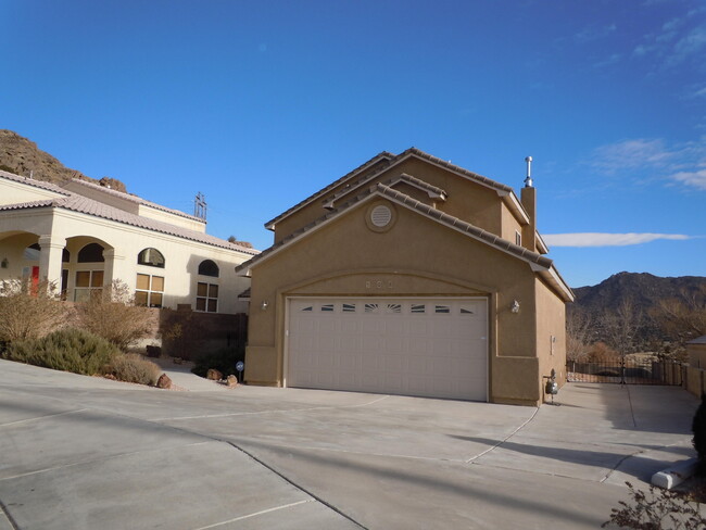 Building Photo - 108 Camino De La Sierra NE