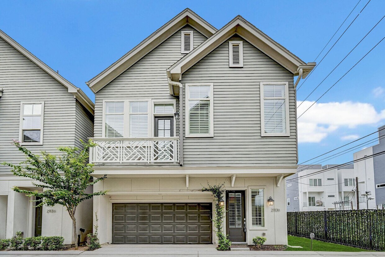 Foto principal - Spacious Corner Parcel 3-Bedroom Home in M...