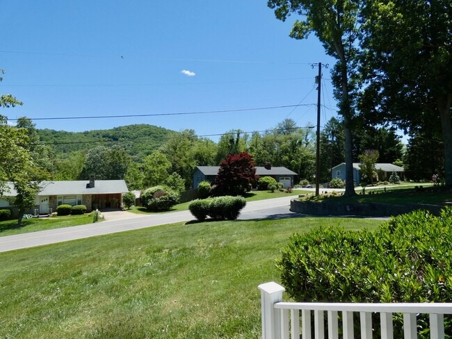 Building Photo - Haw Creek Gem