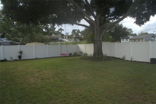 Building Photo - 2805 Northcote Dr