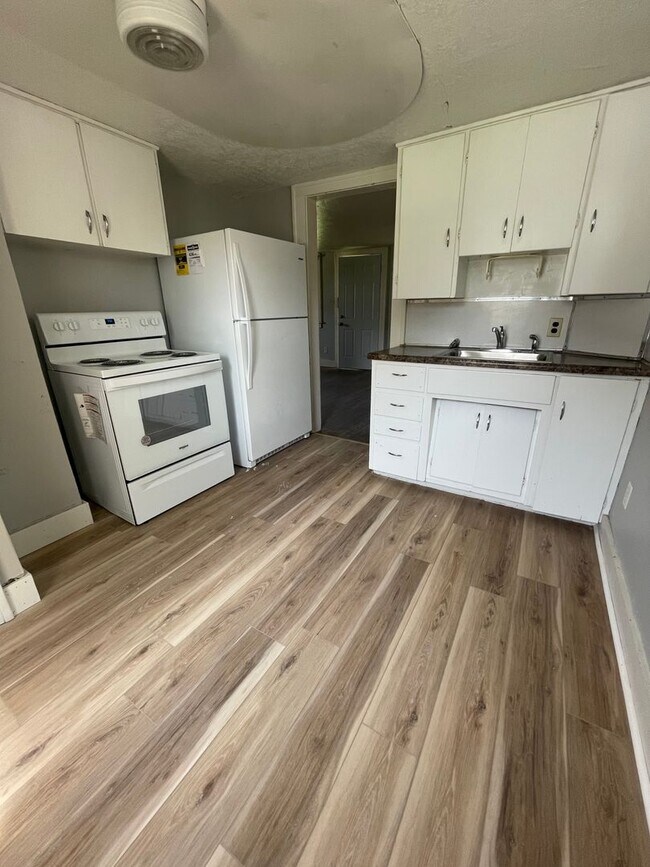 Building Photo - 2 bedroom Duplex