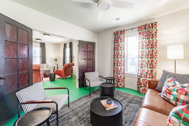 Foto del edificio - 108 Featherbone Ave