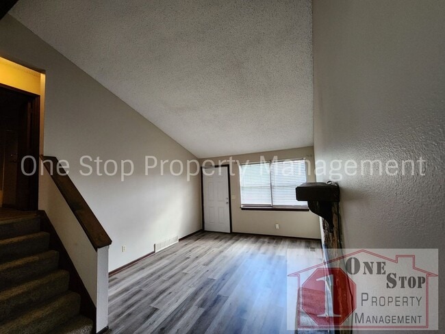 Building Photo - Beautiful 3 Bedroom / 1.5 Bathroom Duplex ...