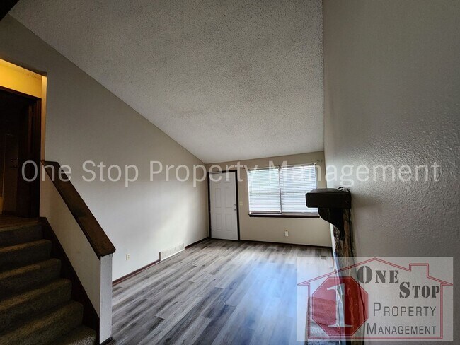 Foto del edificio - Beautiful 3 Bedroom / 1.5 Bathroom Duplex ...