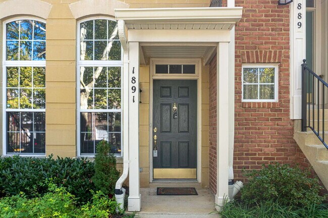 Building Photo - Inviting Townhome with Spacious Living & Convenient Location