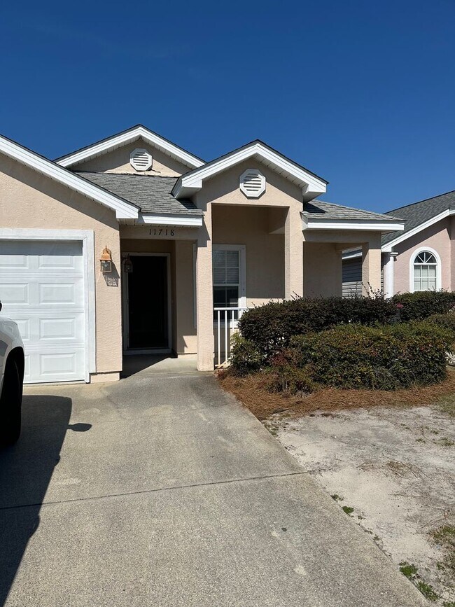Foto del edificio - 3 Bed 2 Bath located in the Palm Cove Gated Community!