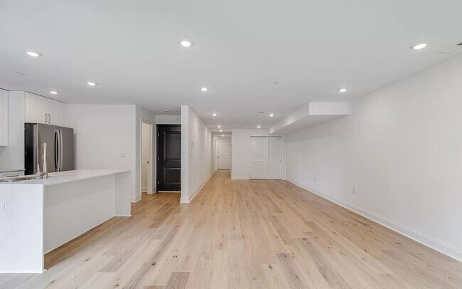 Foto del edificio - Luxurious 2-Bedroom Apartment Located in L...