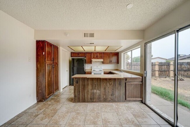 Foto del edificio - -$500 OFF FIRST MONTH RENT-READY TO VIEW NOW! 4 Bedroom 2 Bath Home in Phoenix!