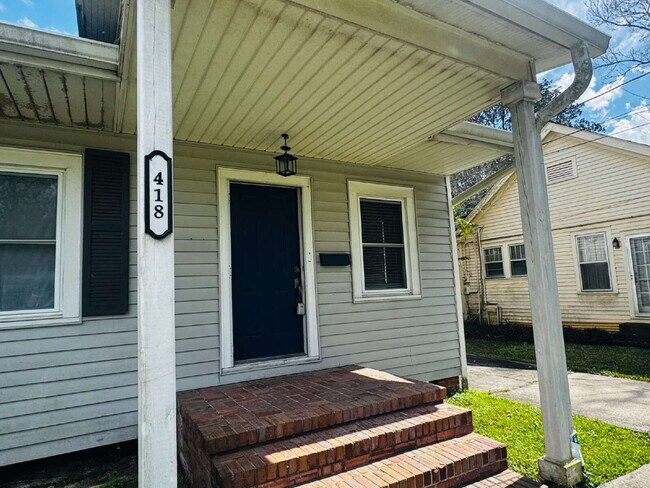 Foto del edificio - 3BR/2BA Cottage-Style Home, offering timeless character for Lease