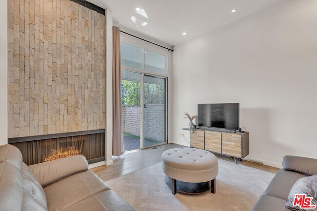 Building Photo - 4723 La Villa Marina