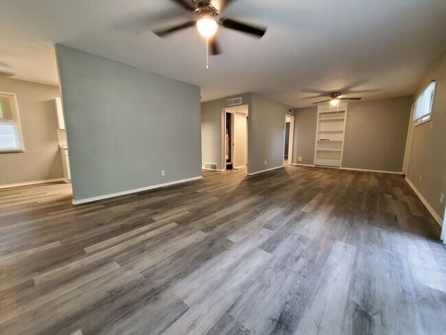 Building Photo - 6 month lease!! Spacious Remodeled 3/2 Hom...