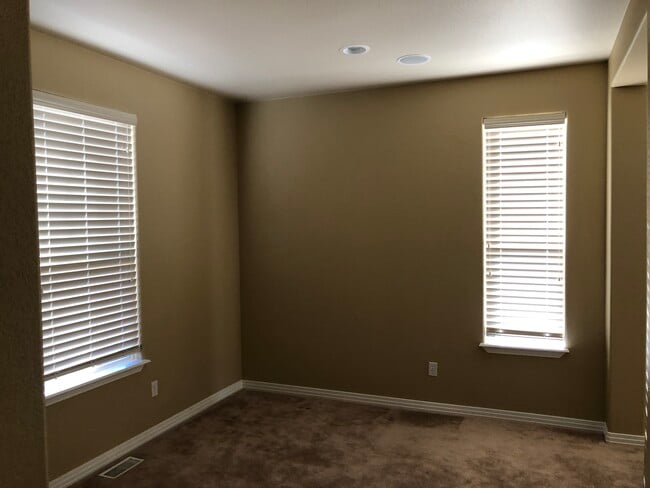 Building Photo - 8472 Roaring Fork Dr