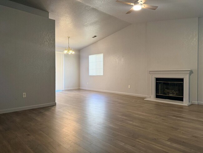 Foto del edificio - 4/2 with open floor plan Available NOW!!