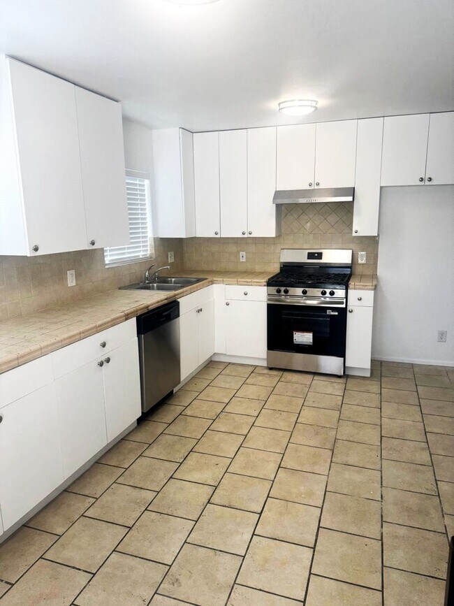 Building Photo - 7230-32 TUJUNGA AVE,